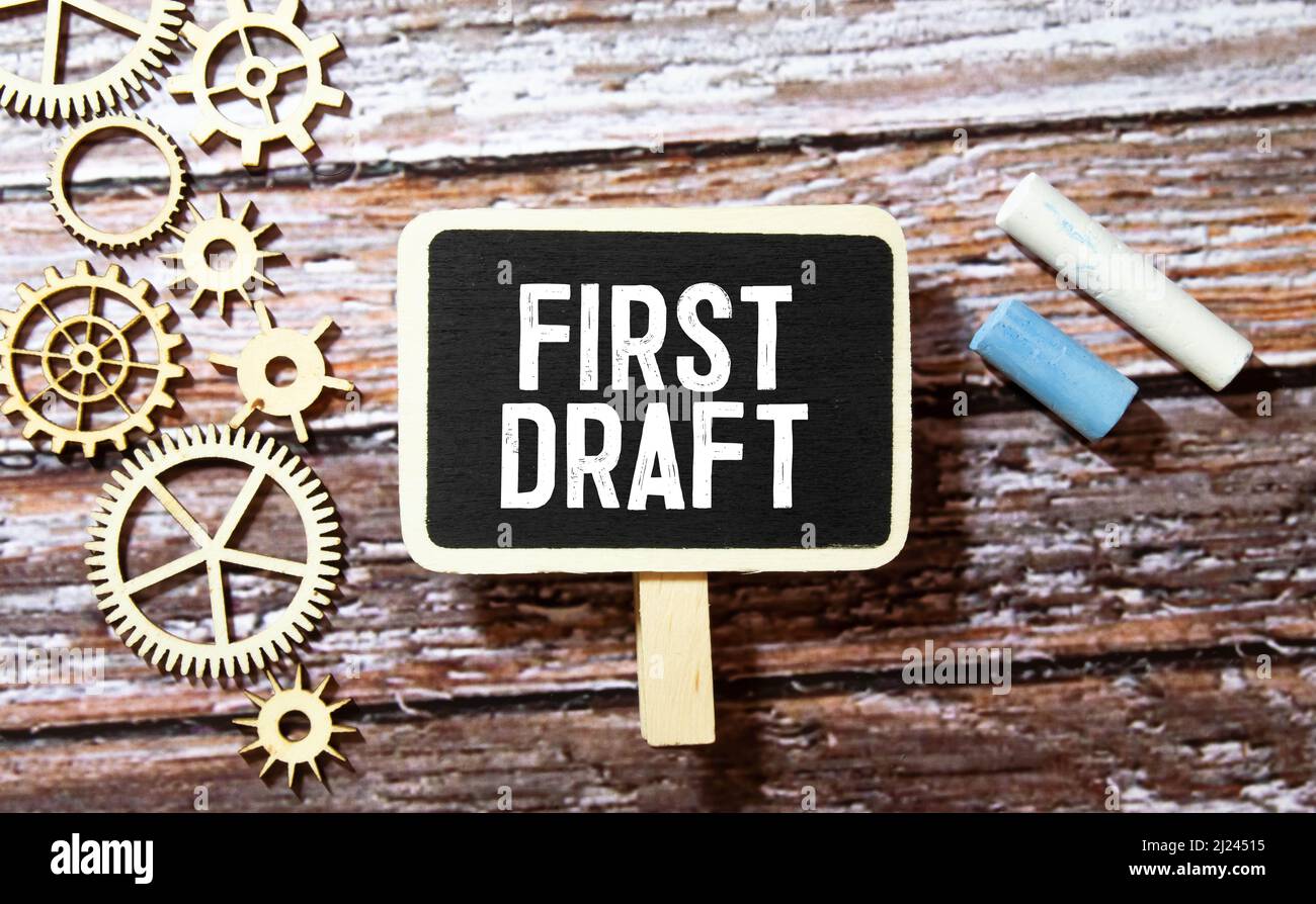Schwarzes Notizbuch, Stift auf rotem Kopierraum-Hintergrund, gelbe Haftnotiz mit Text ERSTER ENTWURF, bezieht sich auf Autor, der die erste Version des Buches beendet, manuscr Stockfoto