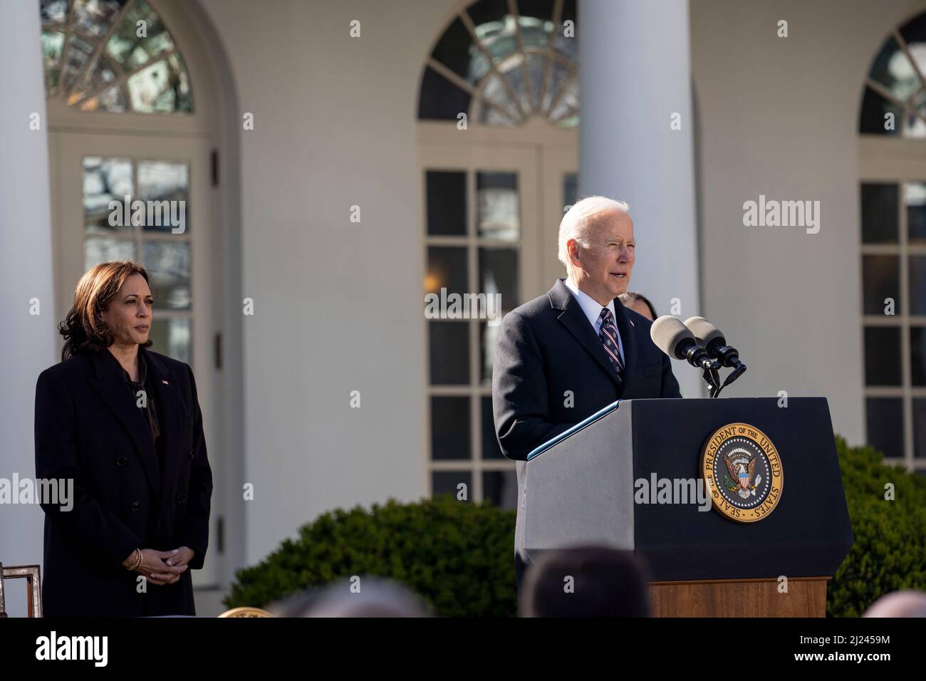 Washington, USA. 29. März 2022. US-Präsident Joe Biden (R) spricht nach der Unterzeichnung des Emmett Till Anti-Lynching Act im Rosengarten des Weißen Hauses in Washington, DC, USA, am 29. März 2022. Biden unterzeichnete am Dienstagnachmittag ein Gesetz, um das Lynchen zum ersten Mal in der amerikanischen Geschichte zu einem Hassverbrechen des Bundes zu machen. Quelle: Liu Jie/Xinhua/Alamy Live News Stockfoto