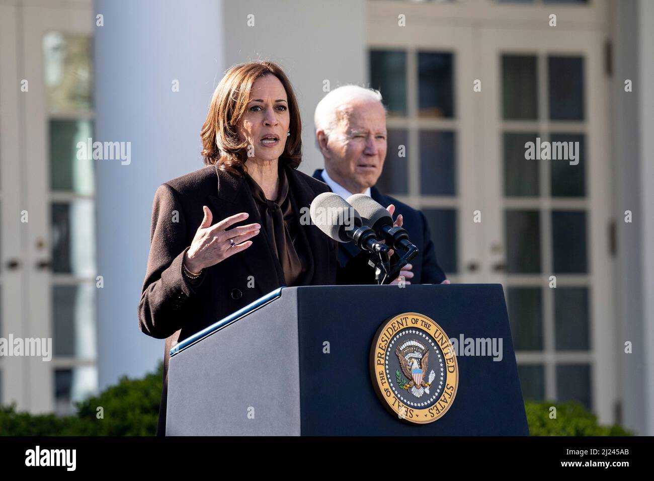 Washington, USA. 29. März 2022. US-Vizepräsidentin Kamala Harris (L) spricht, nachdem US-Präsident Joe Biden am 29. März 2022 im Rosengarten des Weißen Hauses in Washington, DC, den Vereinigten Staaten, das Emmett Till Anti-Lynching Act unterzeichnet hat. Biden unterzeichnete am Dienstagnachmittag ein Gesetz, um das Lynchen zum ersten Mal in der amerikanischen Geschichte zu einem Hassverbrechen des Bundes zu machen. Quelle: Liu Jie/Xinhua/Alamy Live News Stockfoto