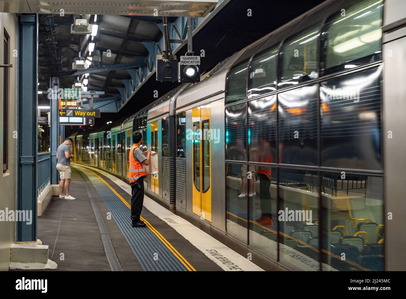 Ein Zug kommt am Bahnhof Milsons Point in Australien an Stockfoto