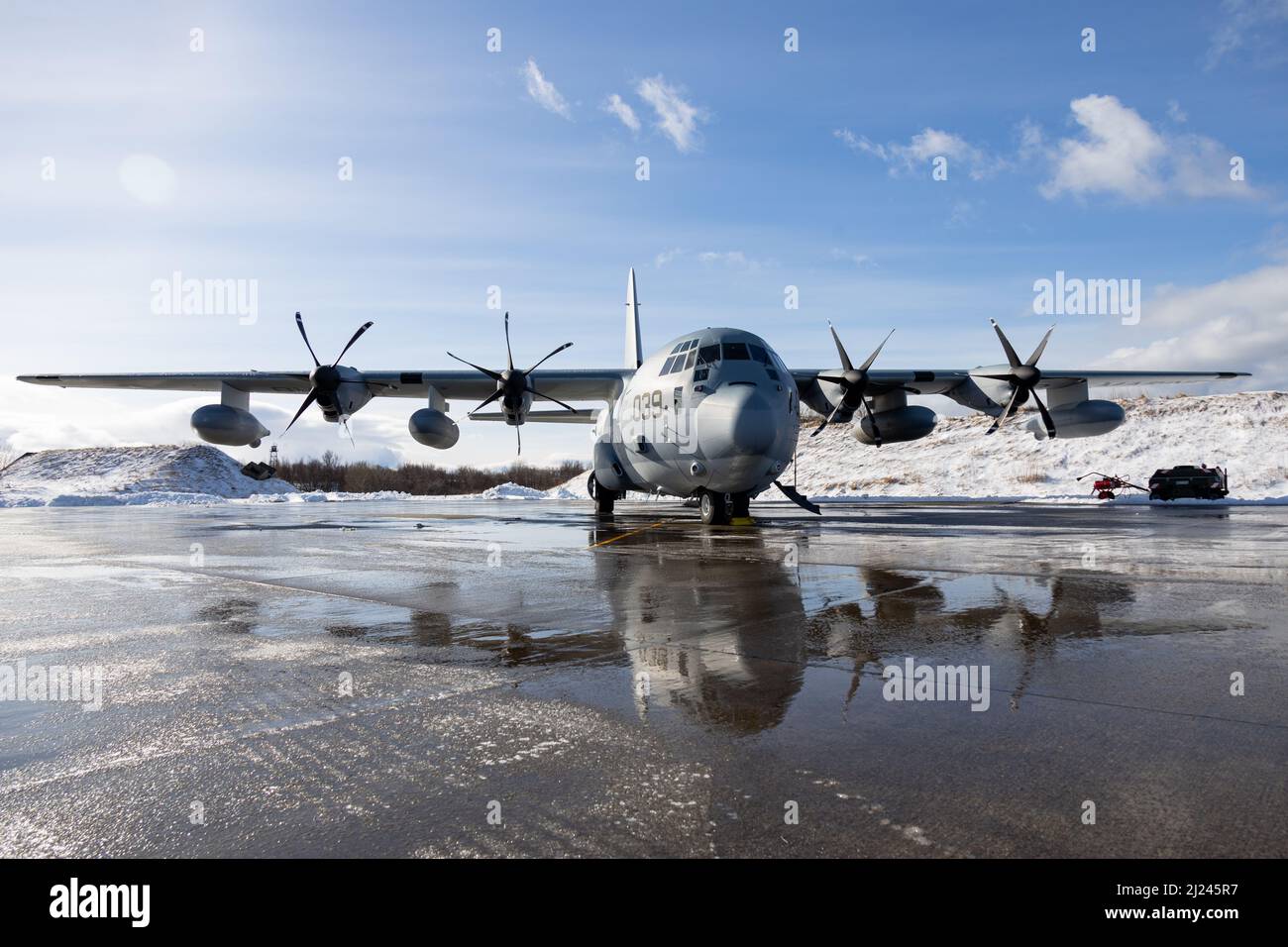 Ein KC-130J Super Hercules, der während der Übung Cold Response 2022 auf dem norwegischen Luftwaffenstützpunkt Bodø stattfand, Norwegen, 28. März 2022. Der Super Hercules ist dem Marine Aerial Refueller Transport Squadron 252, 2. Marine Aircraft Wing zugeordnet. Übung Cold Response ’22 ist eine alle zwei Jahre stattfindende Übung in ganz Norwegen, an der jeder seiner Militärdienste sowie 26 weitere mit der Organisation des Nordatlantikvertrags verbundene Nationen und regionale Partner teilnehmen. (USA Marine Corps Foto von Lance CPL. Elias E. Pimentel III) Stockfoto