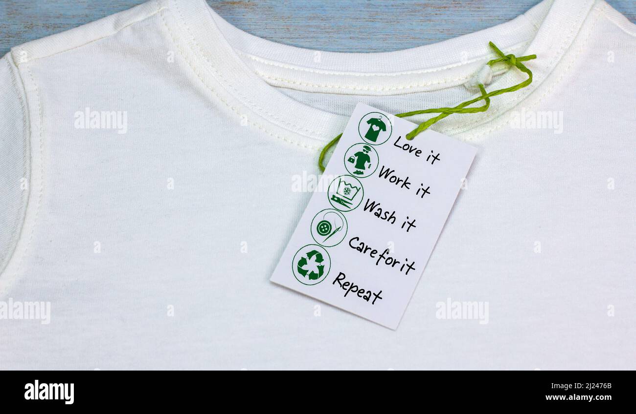 Nachhaltige Mode-Ikone auf T-Shirt-Label mit tragen, arbeiten, lieben, waschen, pflegen, Wiederhole die Symbole, um Kleidung nachhaltig zu gestalten Stockfoto