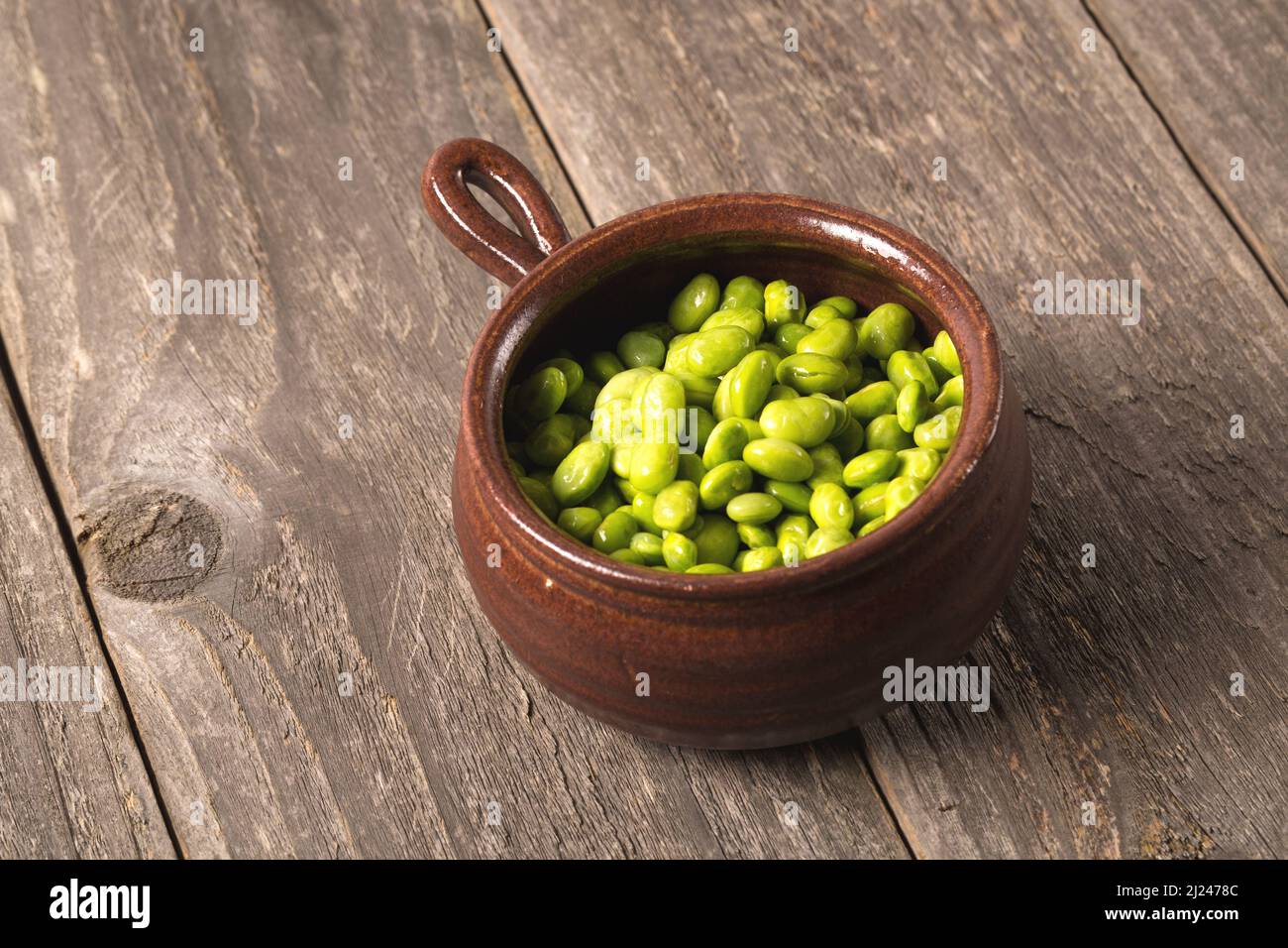 Schale mit Edamame Sojabohnen auf Holzhintergrund Stockfoto