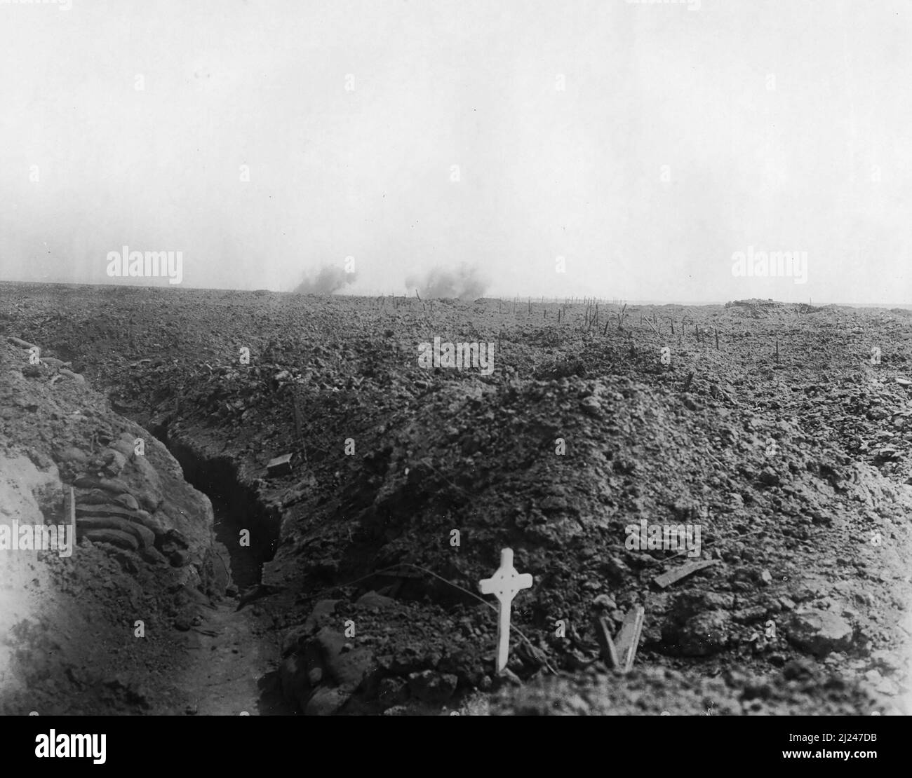 Ein Einzelkreuz in der verwüsteten Landschaft der Schützengräben während der Schlacht an der Somme im Jahr WW1 Stockfoto
