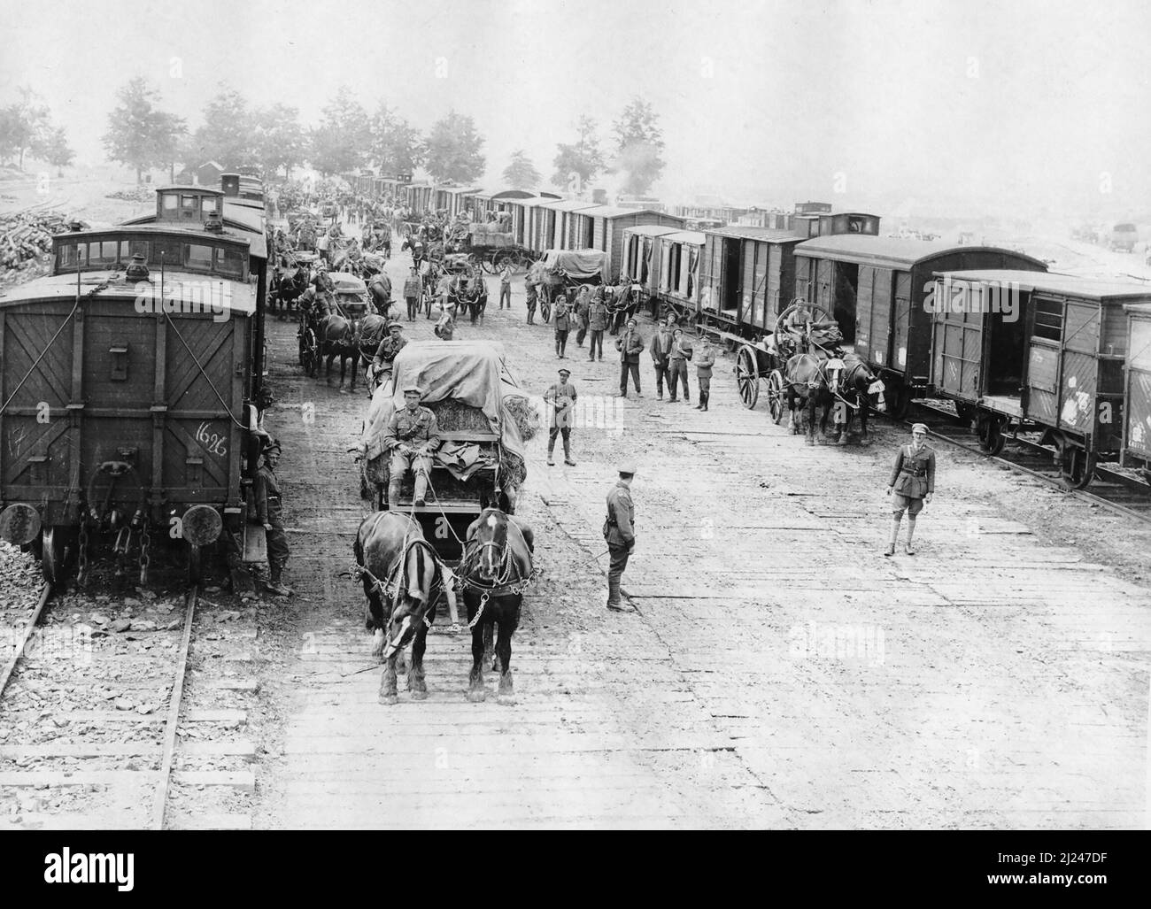 Soldaten entladen Versorgungszüge, Frankreich. Dieses Bild zeigt eine Szene an einem Eisenbahnkopf, wobei der Inhalt von zwei langen Reihen von Eisenbahnwaggons entladen wird. Stockfoto