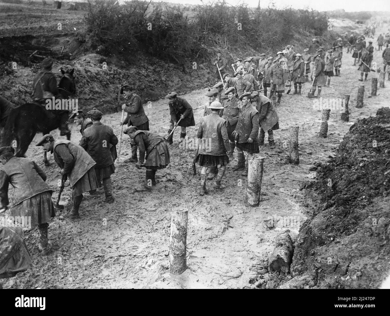 Gordon Highlanders, Reparatur einer Straße; in der Nähe von Hamel, an der Somme Front, September 1916. Stockfoto