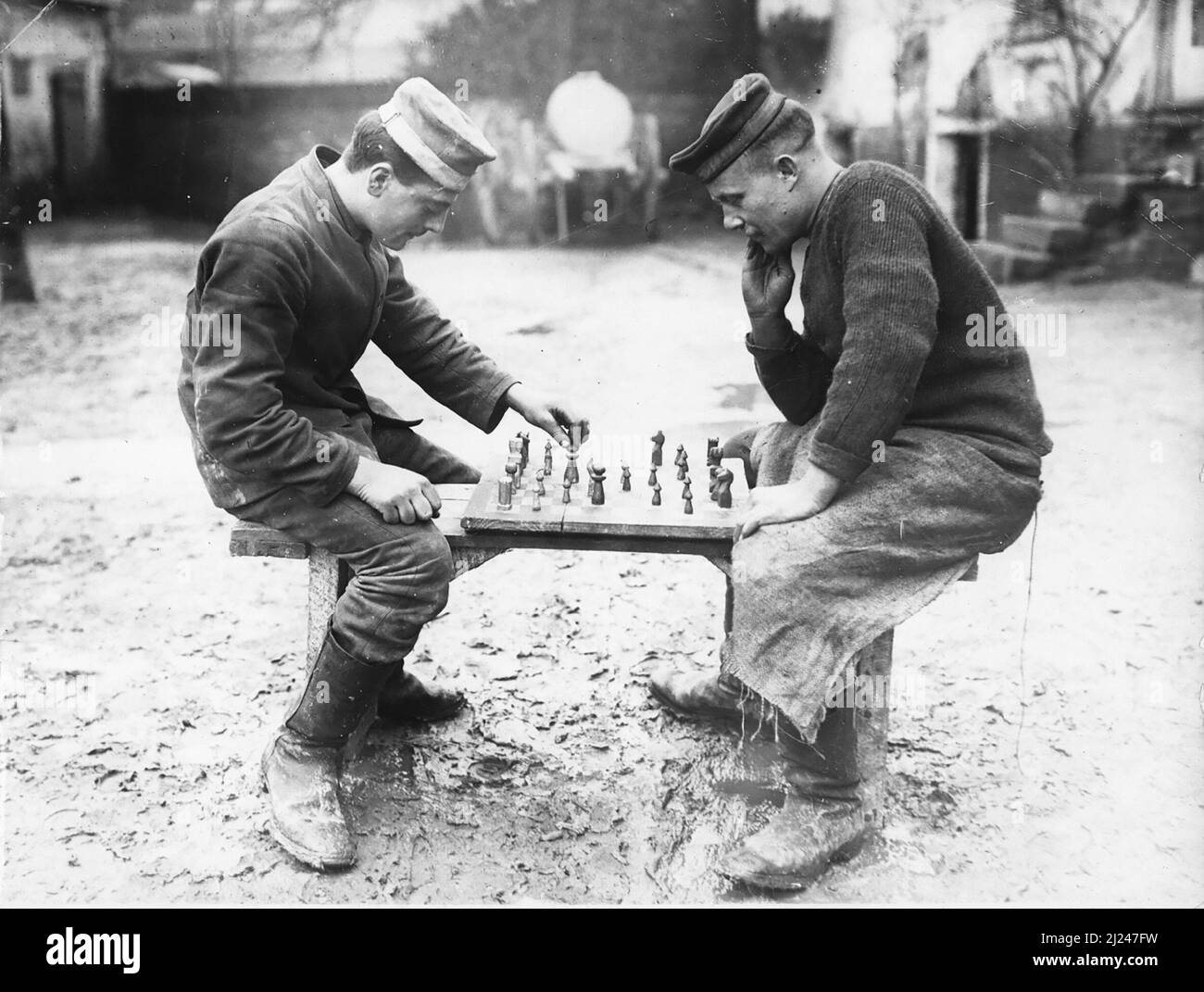 Deutsche Gefangene spielen Schach, Querrieu, Oktober 1916. Der Mann auf der linken Seite machte das Schachspiel Stockfoto