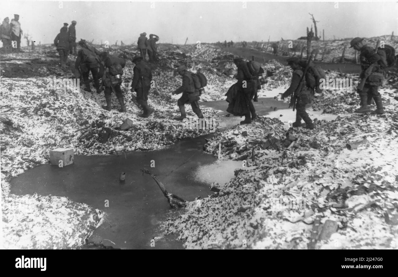 Britische Truppen ziehen in das Vorwärtsgebiet über Wasser-Boden in der Nähe von La Boisselle, November 1916 Stockfoto