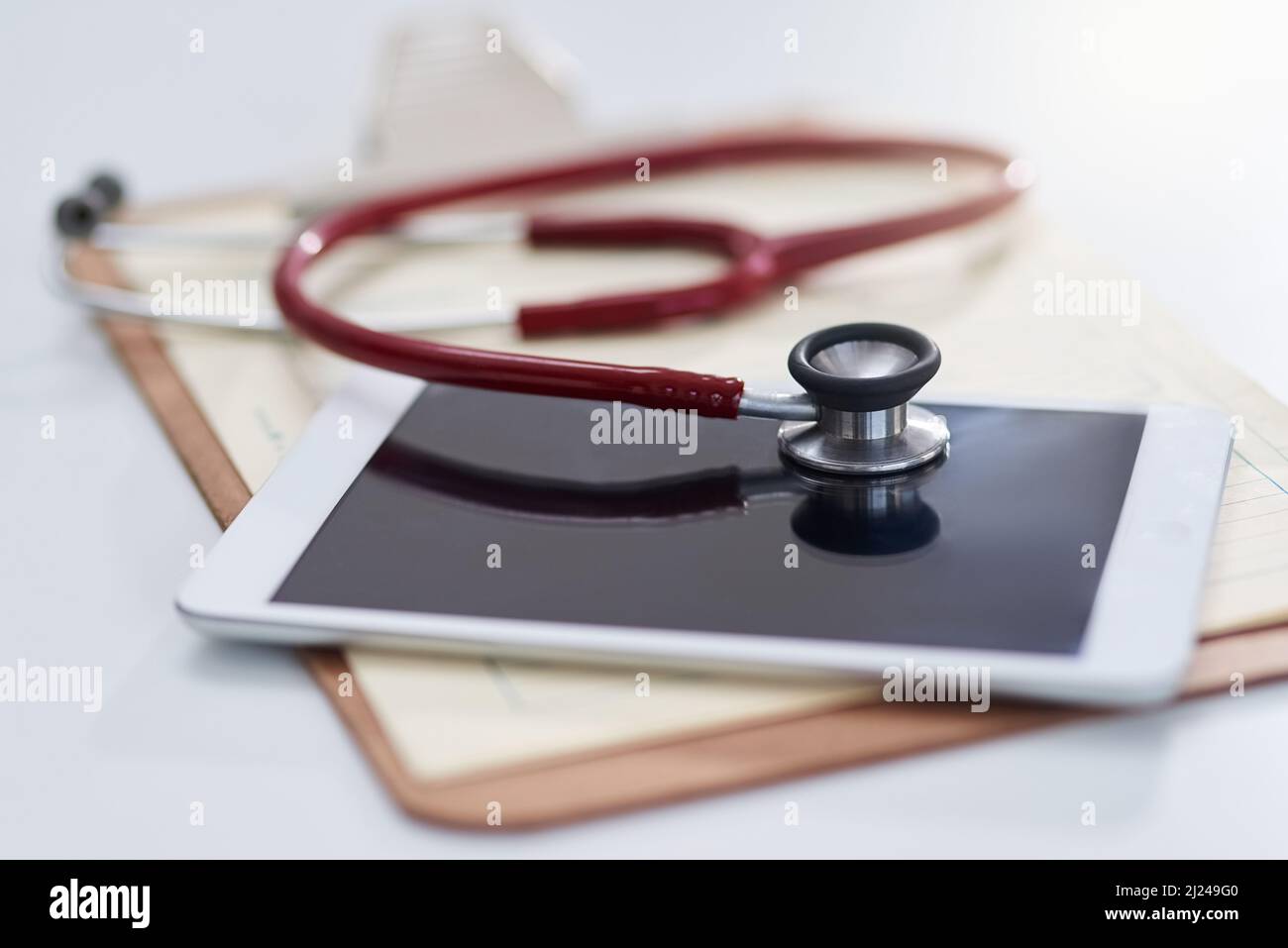 Es ist wichtig, Ihre Krankengeschichte mit Ihrem Arzt zu protokollieren. Zugeschnittene Aufnahme eines Stethoskops auf einem Tablet. Stockfoto