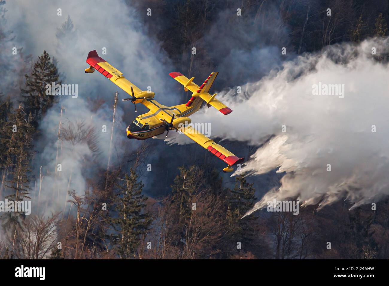 Preddvor, Slovenia, 29/03/2022, Ein kroatisches Canadair CL-415- Löschflugzeug stürzt bei einem Waldbrand in der Nähe von Preddvor Wasser  ab, nachdem es zur Unterstützung der slowenischen Feuerwehrleute eingesetzt  wurde. Die Ursache eines der größten