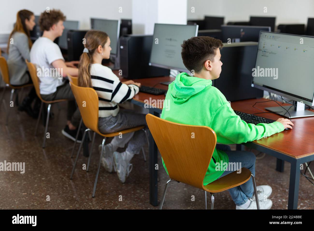 Kinder, die Computer während des Informatikunterrichts benutzen Stockfoto