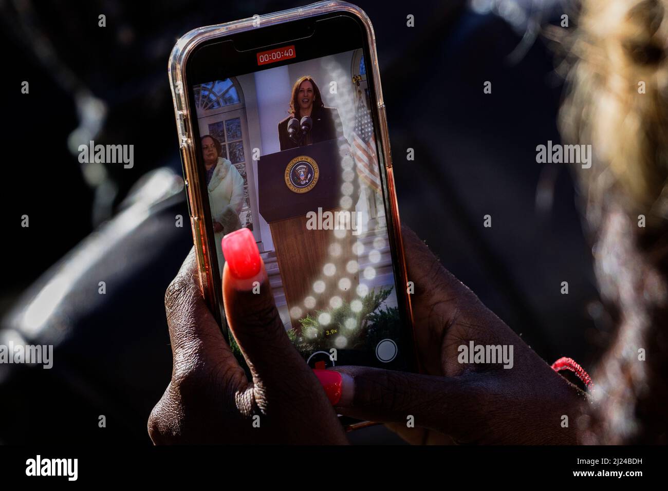 Ein Gast verwendet ihr Mobiltelefon, um US-Vizepräsidentin Kamala Harris aufzuzeichnen, während sie spricht, nachdem US-Präsident Joe Biden H.R. 55, den „Emmett Till Antilynching Act“, während einer Zeremonie im Rosengarten des Weißen Hauses in Washington, DC, USA, am Dienstag, den 29. März, unterzeichnet hat. 2022. Die Maßnahme, die das Lynchen zu einem föderalen Hassverbrechen macht, ist nach Emmett Till benannt, der 1955 im Alter von 14 Jahren in Mississippi gelyncht wurde. Quelle: Samuel Corum/Pool via CNP /MediaPunch Stockfoto