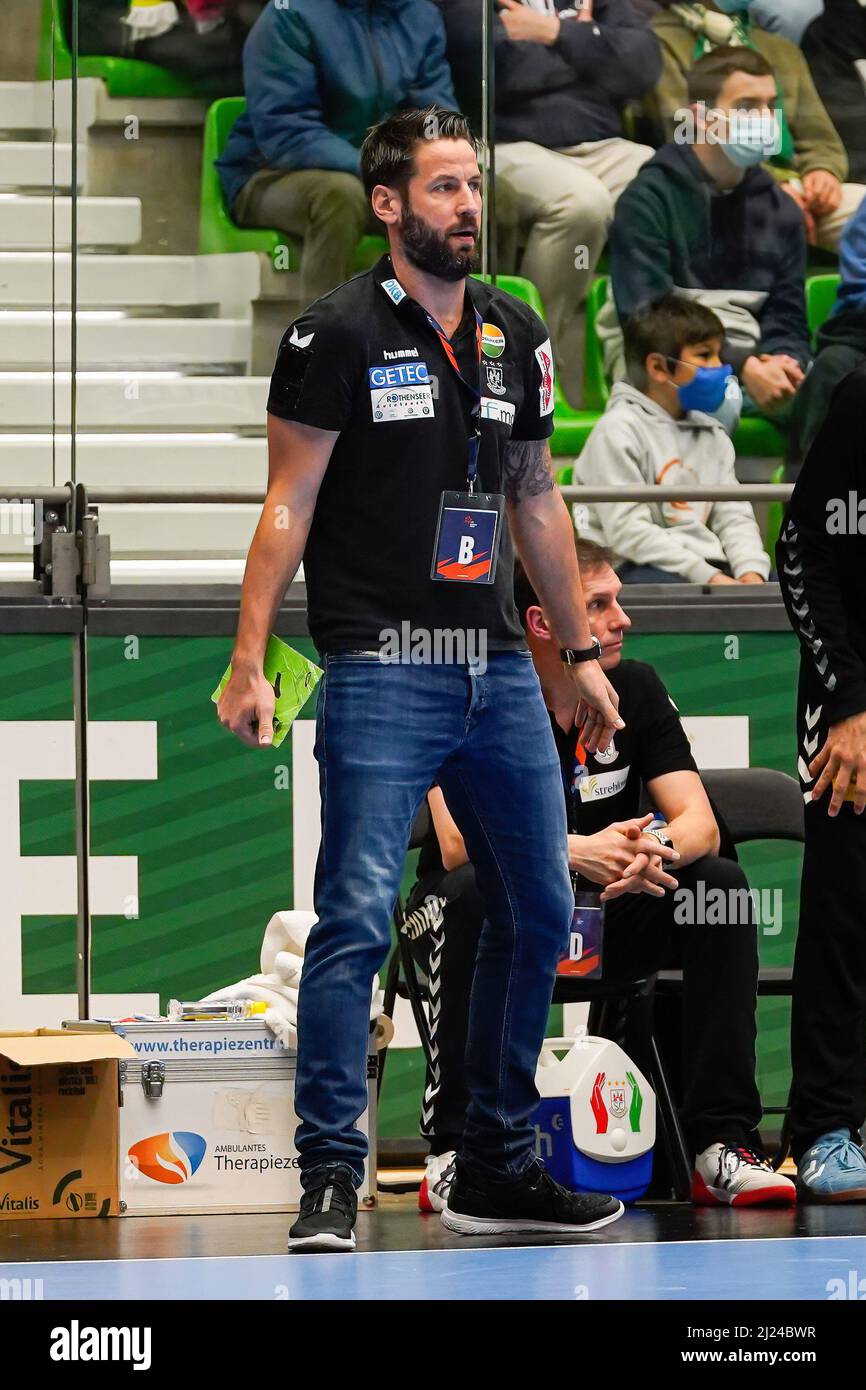 Lissabon, Portugal. 29. März 2022. Bennett Wiegert, SC Magdeburg Coach, gesehen beim letzten 16 EHF European League Handball Spiel zwischen Sporting CP und SC Magdeburg in Pavilhão João Rocha.Endstand; Sporting CP 29:29 SC Magdeburg. (Foto von Bruno de Carvalho/SOPA Images/Sipa USA) Quelle: SIPA USA/Alamy Live News Stockfoto