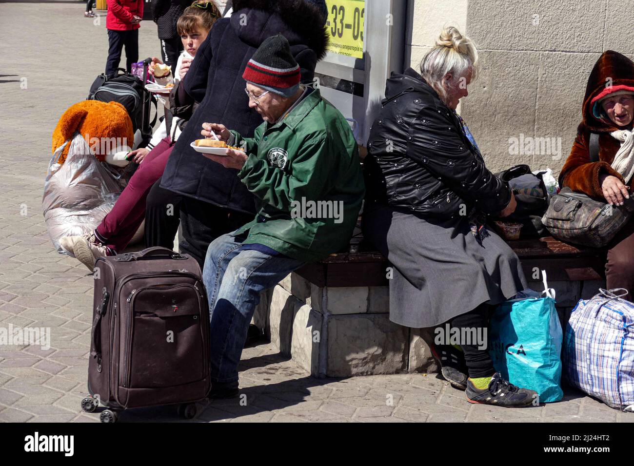 Am 28. März 2022 essen die Menschen im Bahnhof von Odesa, Südukraine, kostenlose warme Mahlzeiten, die von Freiwilligen für Binnenvertriebene bereitgestellt werden. Foto von Yulii Zozuia/Ukrinform/ABACAPRESS.COM Stockfoto