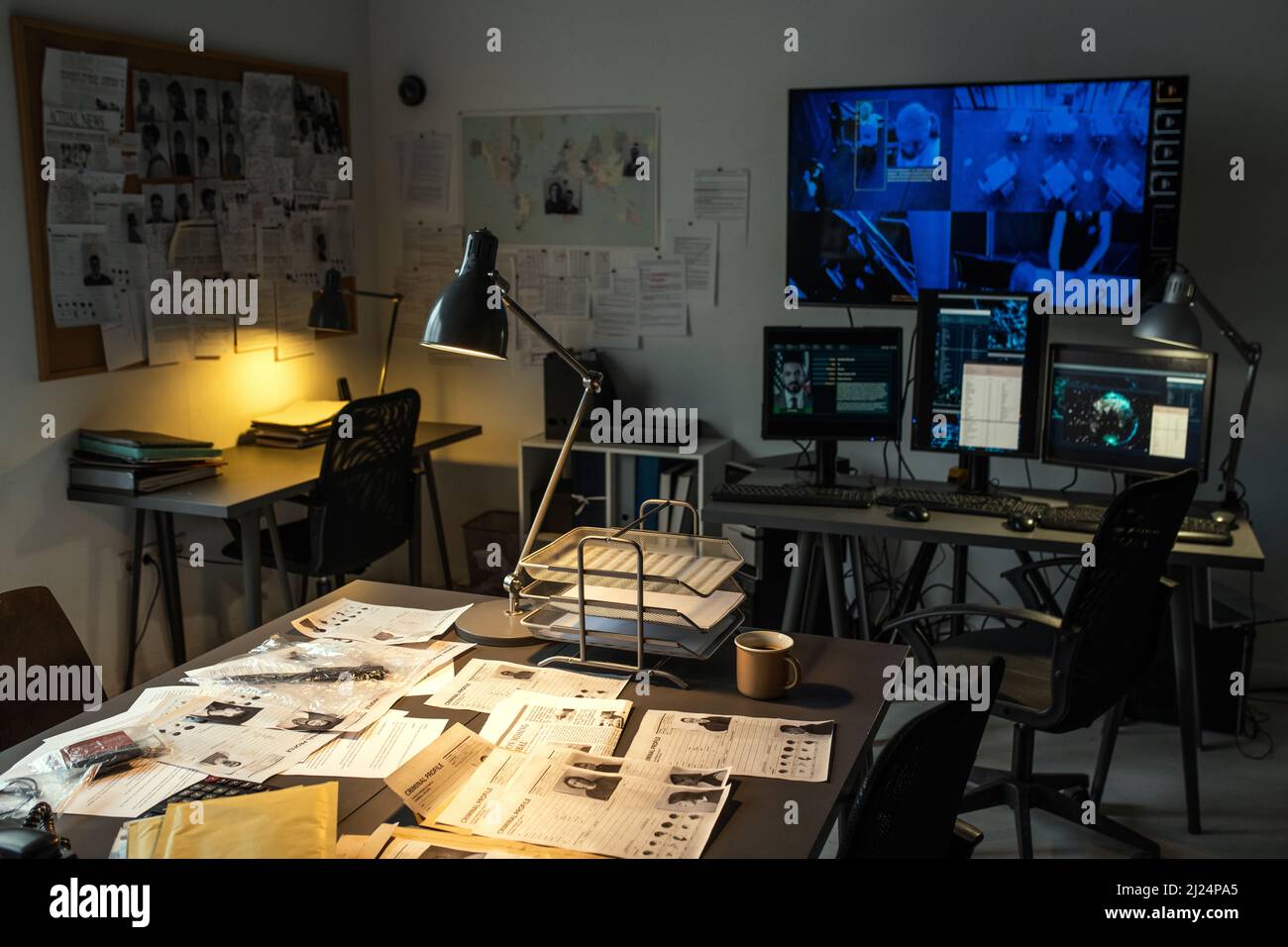 Inneneinrichtung des zeitgenössischen Bundesamtes für Ermittlungen mit Arbeitsplatz der Agenten und Überwachungskamera auf Computern und großem Bildschirm Stockfoto