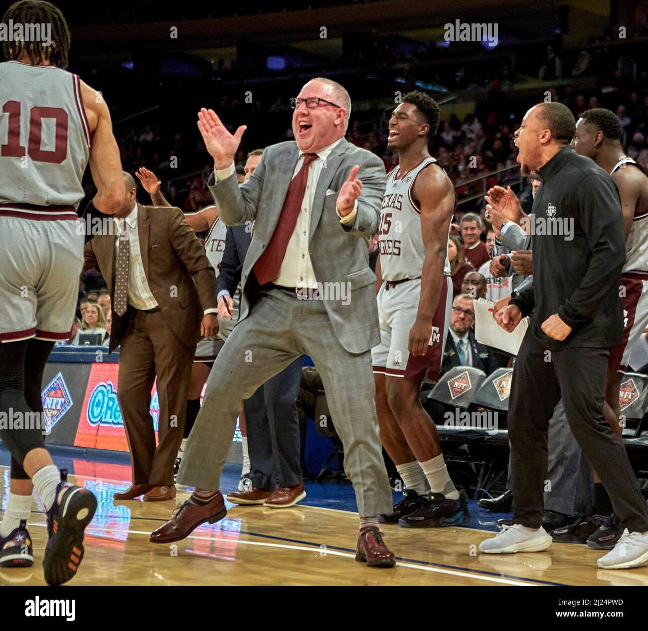 New York, New York, USA. 29. März 2022. Buzz Williams, Cheftrainer von Texas A&M Aggies, reagiert nach einem Spiel während des NIT-Halbfinals zwischen Texas A&M Aggies und Washington State Cougars am Dienstag, den 29. März 2022 im Madison Square Garden in New York City. Texas A&M besiegte den Staat Washington 72-56. Duncan Williams/CSM/Alamy Live News Stockfoto