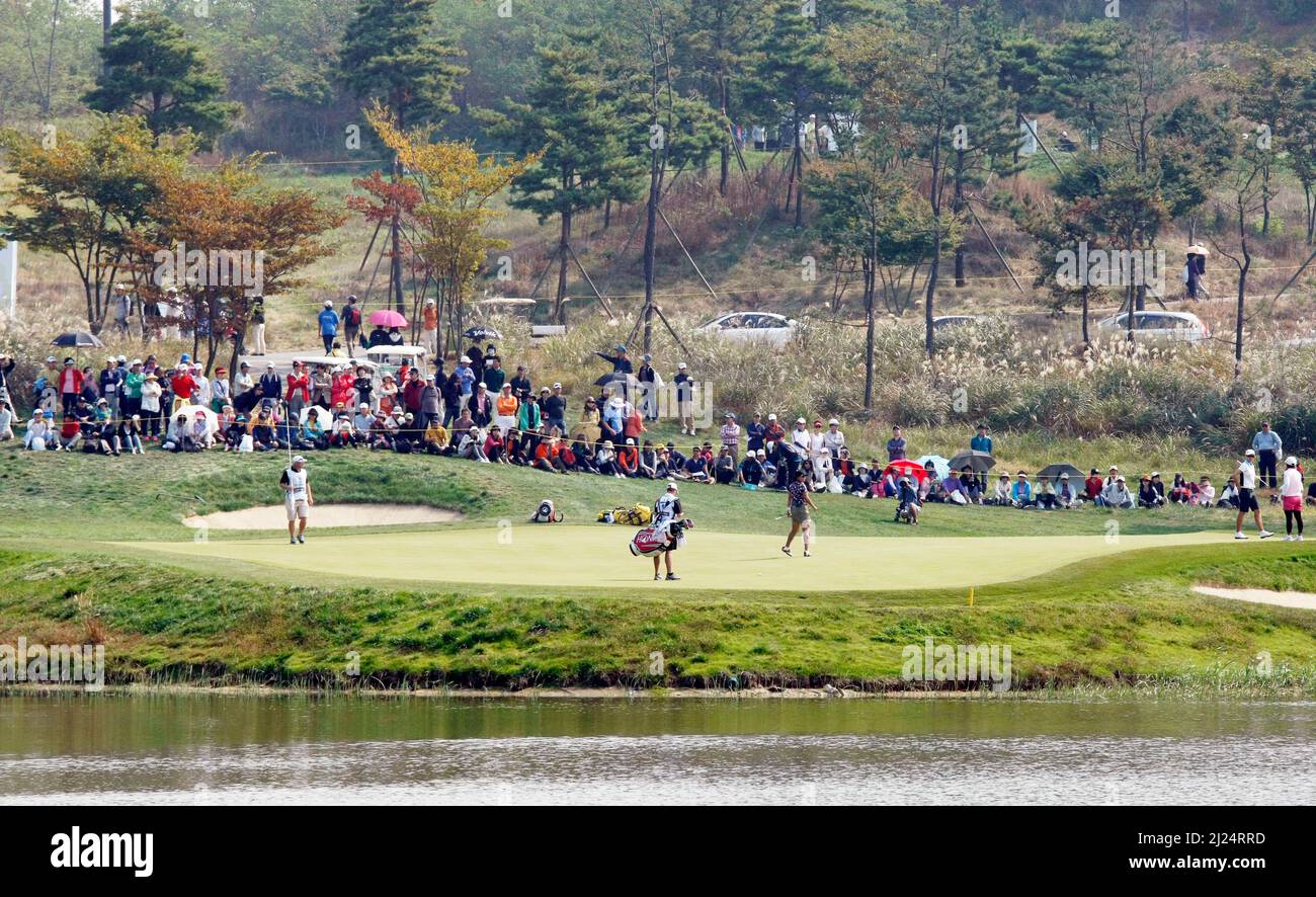 Okt 8, 2011-Incheon, Südkorea-Zuschauer versammeln sich auf dem Grün, um die Aktion während der LPGA-Meisterschaft von Hana Bank im Sky72 Golf Club in Incheon am 8. Oktober 2011, Südkorea, zu beobachten. Stockfoto