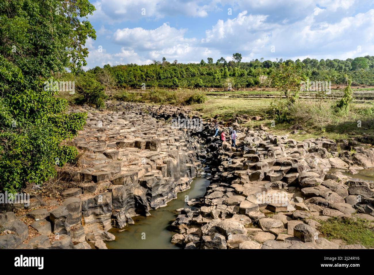 La Ruai Stone Stream, Provinz Gia Lai, Vietnam - 5. März 2022: IA Ruai Stone Stream wird aus vulkanischem Gestein mit einzigartigen Formen wie Stacks von r gebildet Stockfoto