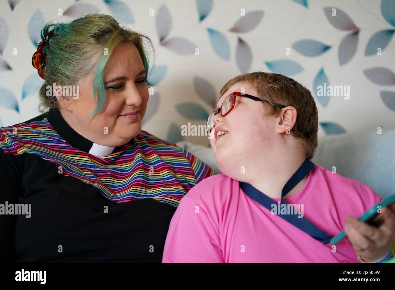 Rev. Charlotte Kephire mit ihrem Sohn Adam Kephire in ihrem Haus in Newport, Shropshire. Adam wurde mit schweren Behinderungen verlassen, nachdem das Personal sieben Stunden lang keine Antibiotika verabreichen konnte, als er während der Geburt im März 2011 eine Infektion erwischte. Der Ockenden-Bericht hat sich mit 1.862 Fällen innerhalb der Entbindungsstation in Shrewsbury und Telford NHS Trust beschäftigt, wobei die meisten Vorfälle zwischen 2000 und 2019 stattgefunden haben. Bilddatum: Dienstag, 29. März 2022. Stockfoto