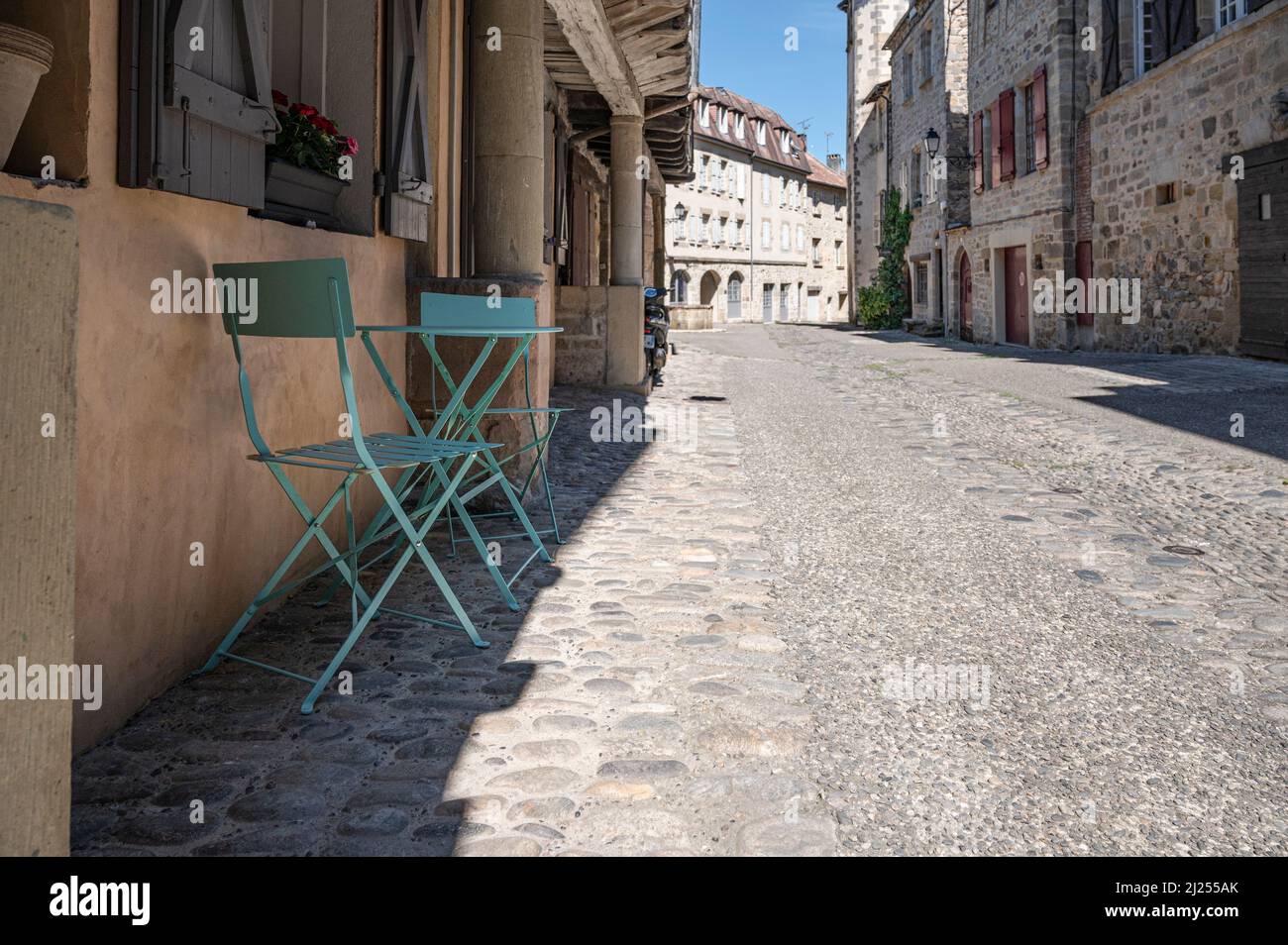 Gepflasterte Straße in der cité, der Altstadt von Beaulieu-sur-Dordogne, Frankreich Stockfoto