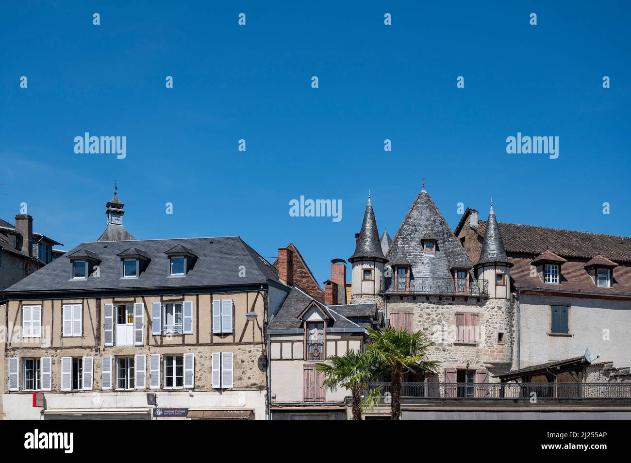 Blick vom Place Marbot auf die Altstadt von Beaulieu-sur-Dordogne, Frankreich Stockfoto