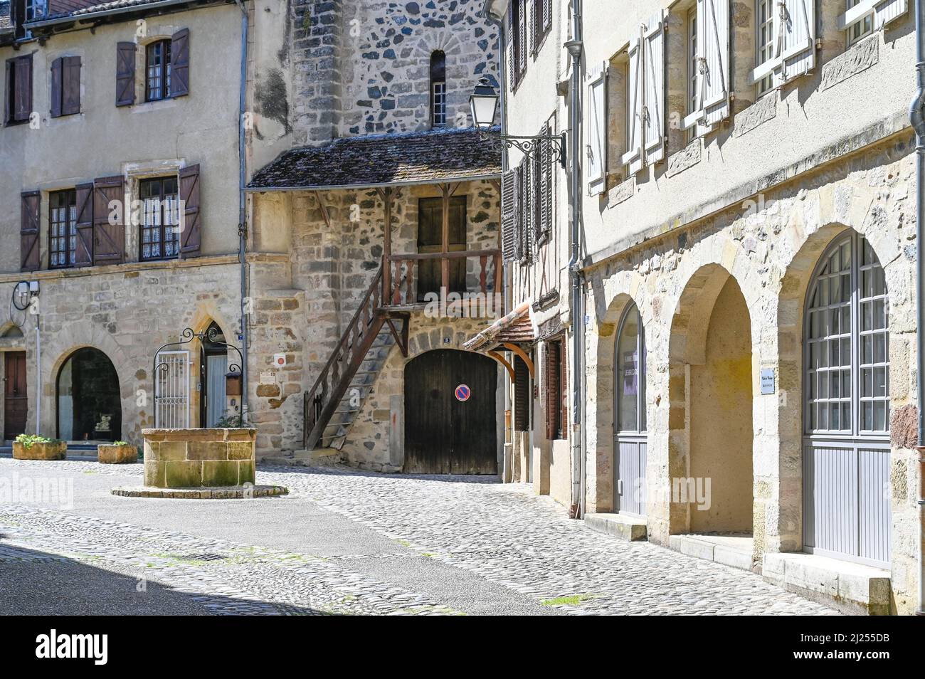 Brunnen auf einem Platz in der Altstadt von Beaulieu-sur-Dordogne, Frankreich Stockfoto