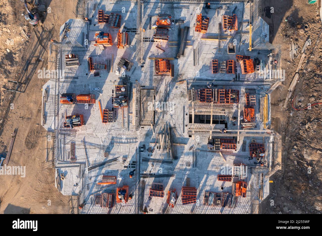 Wladiwostok, Russland - 2. März 2022: Bau eines neuen Hauses. Draufsicht auf den Bau des oberen Stockwerks. Stockfoto