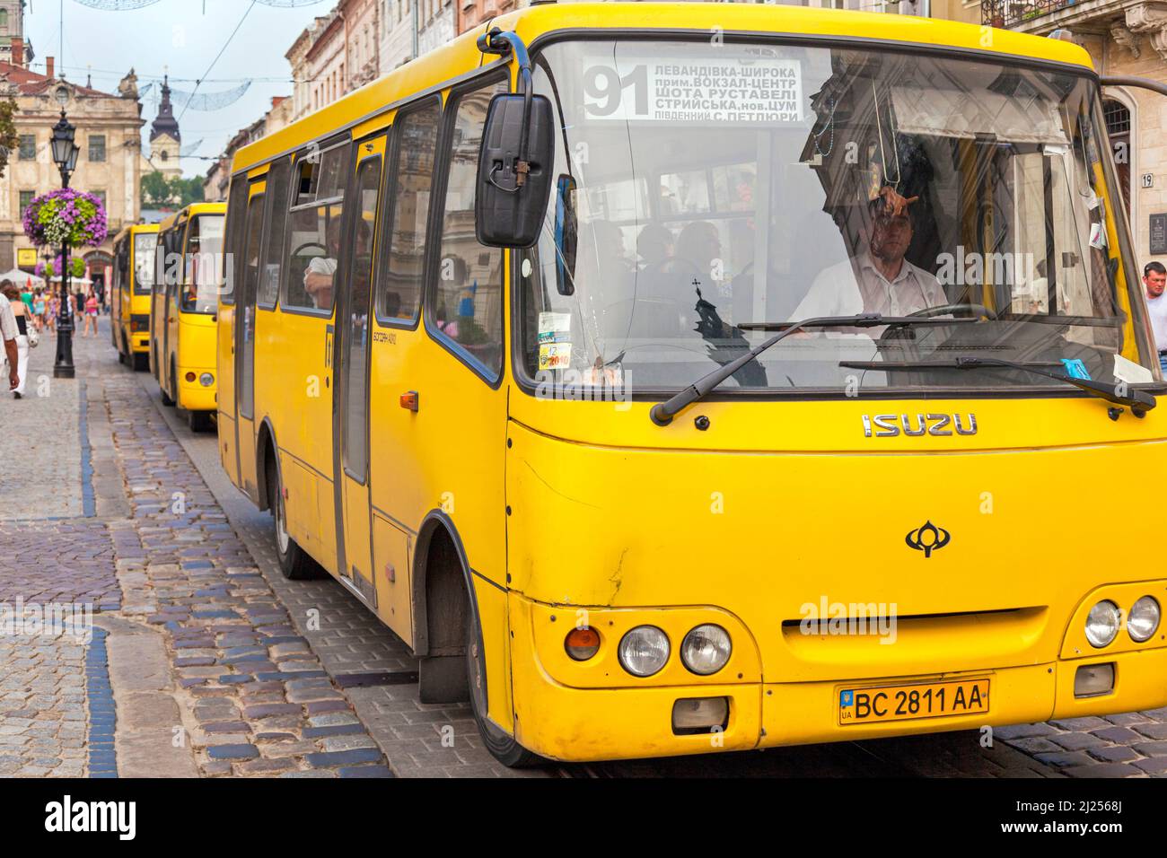 Minibus auf der gepflasterten Straße, Rynok-Platz, L'viv Stadtzentrum, Ukraine Stockfoto