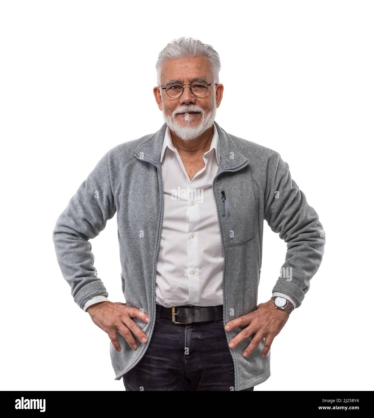 Ein älterer kaukasischer stilvoller Mann in einer grauen Jacke posiert im Studio auf weißem Hintergrund. Konzept des Trend-Alterns. Stockfoto