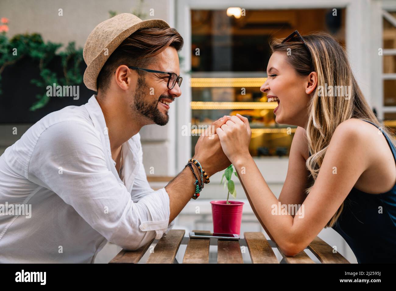 Portrait von glücklichen Paar mit Datum und Spaß im Urlaub. Menschen reisen Liebe Glück Konzept. Stockfoto