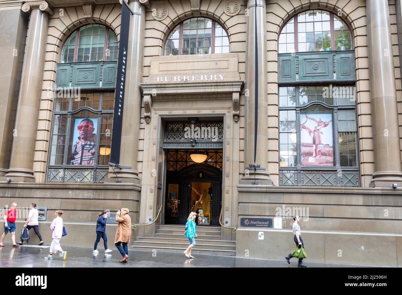 Burberry Bekleidungsgeschäft in der George Street Sydney an einem nassen Herbsttag, Sydney, NSW, Australien Stockfoto