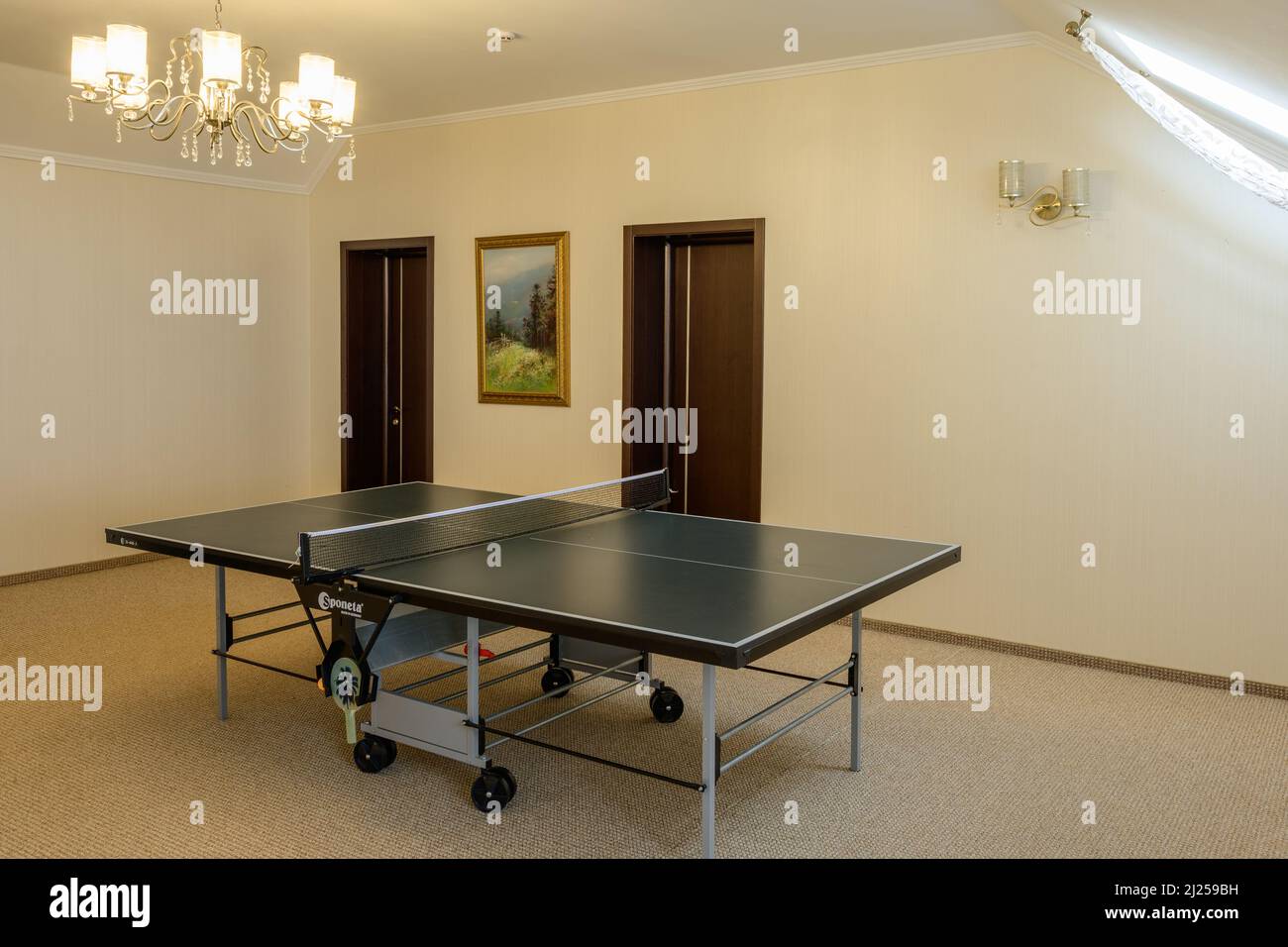 Standard-Tischtennisplatte im Hotelzimmer, mobile Tischtennisplatte. Stockfoto