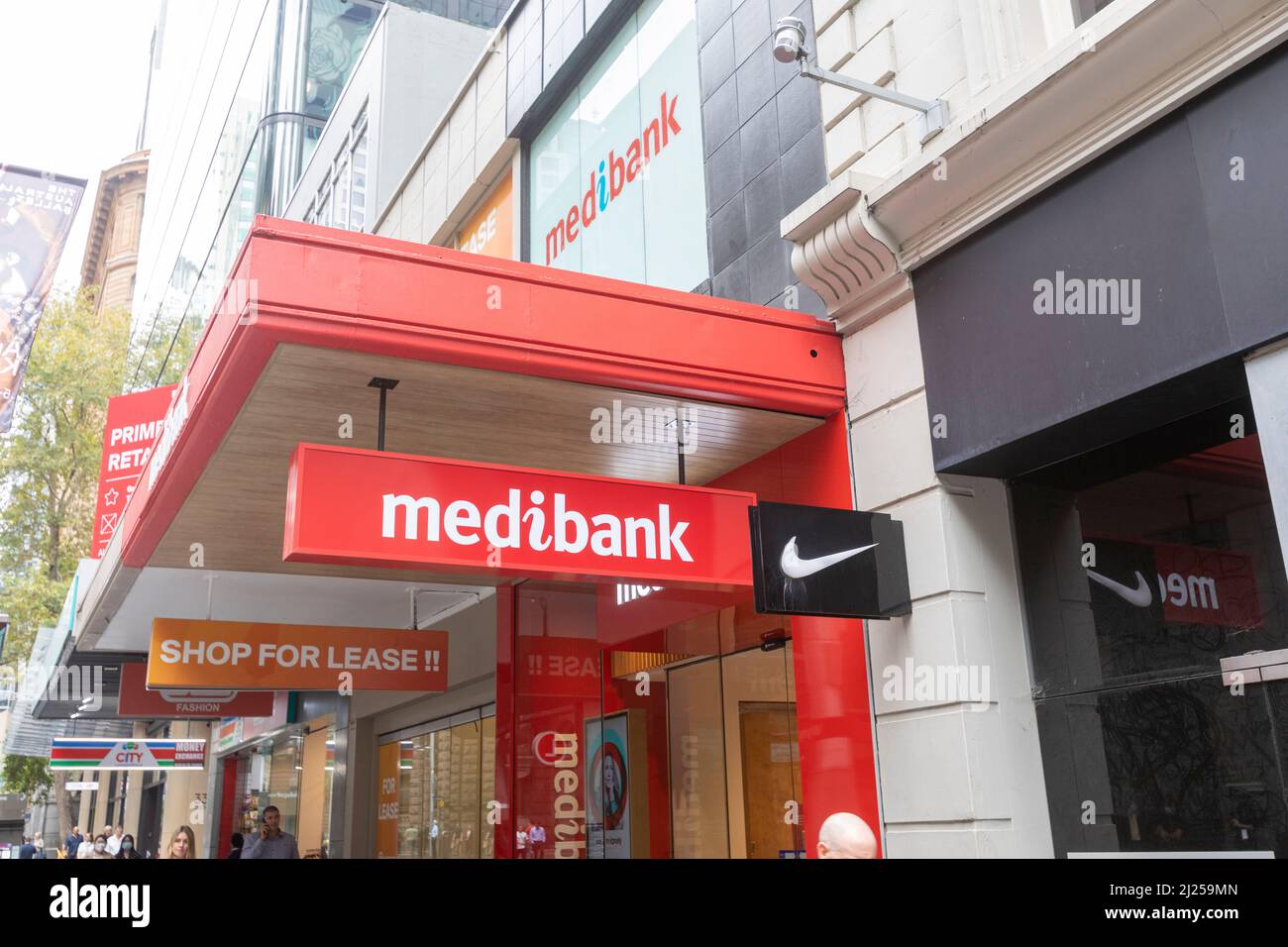 Medibank und Nike Store in der George Street, Stadtzentrum von Sydney, NSW, Australien Stockfoto