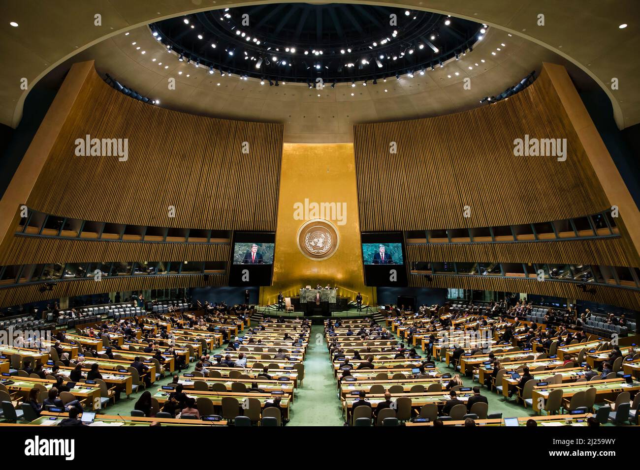 New York, USA. 20. September 2017. Rede des Präsidenten der Ukraine, Petro Poroschenko, während der UN-Generalversammlung 72. in New York. Der Krieg in der Ukraine ist nicht nur ein "Horror, der sich vor unseren Augen entfaltet", sondern auch ein "Angriff auf einige der schwächsten Menschen und Länder" in der ganzen Welt, sagte der UN-Chef am Mittwoch. Der UN-Lenkungsausschuss kommt zusammen, um eine neue UN-Krisenreaktionsgruppe zu schaffen, die dazu beitragen soll, die weltweiten Auswirkungen der russischen Invasion zu mildern. (Bild: © Mykhaylo Palinchak/SOPA Images via ZUMA Press Wire) Stockfoto