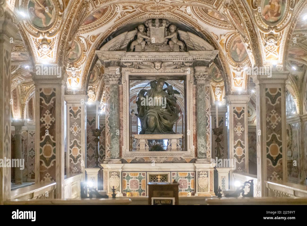Die barocke Krypta, in der sich seit 1080 die Überreste von San Matteo befinden Stockfoto