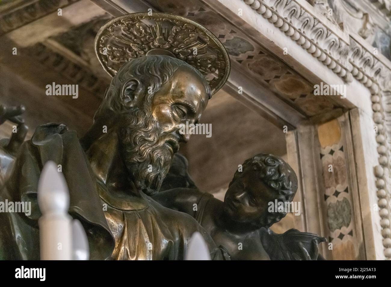Bronzestatue, 1606 von Michelangelo Naccherino gegossen, die den Evangelisten darstellt Stockfoto