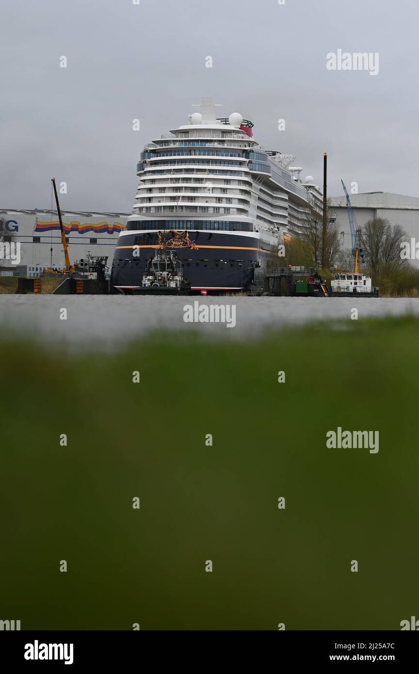 Papenburg, Deutschland. 30. März 2022. Das neu gebaute Kreuzschiff „Disney Wish“ der Meyer-Werft in Papenburg verlässt die Werft mit Hilfe von Schleppern, um am Mittwoch in die Nordsee aufzusteigen. Quelle: Lars Klemmer/dpa/Alamy Live News Stockfoto