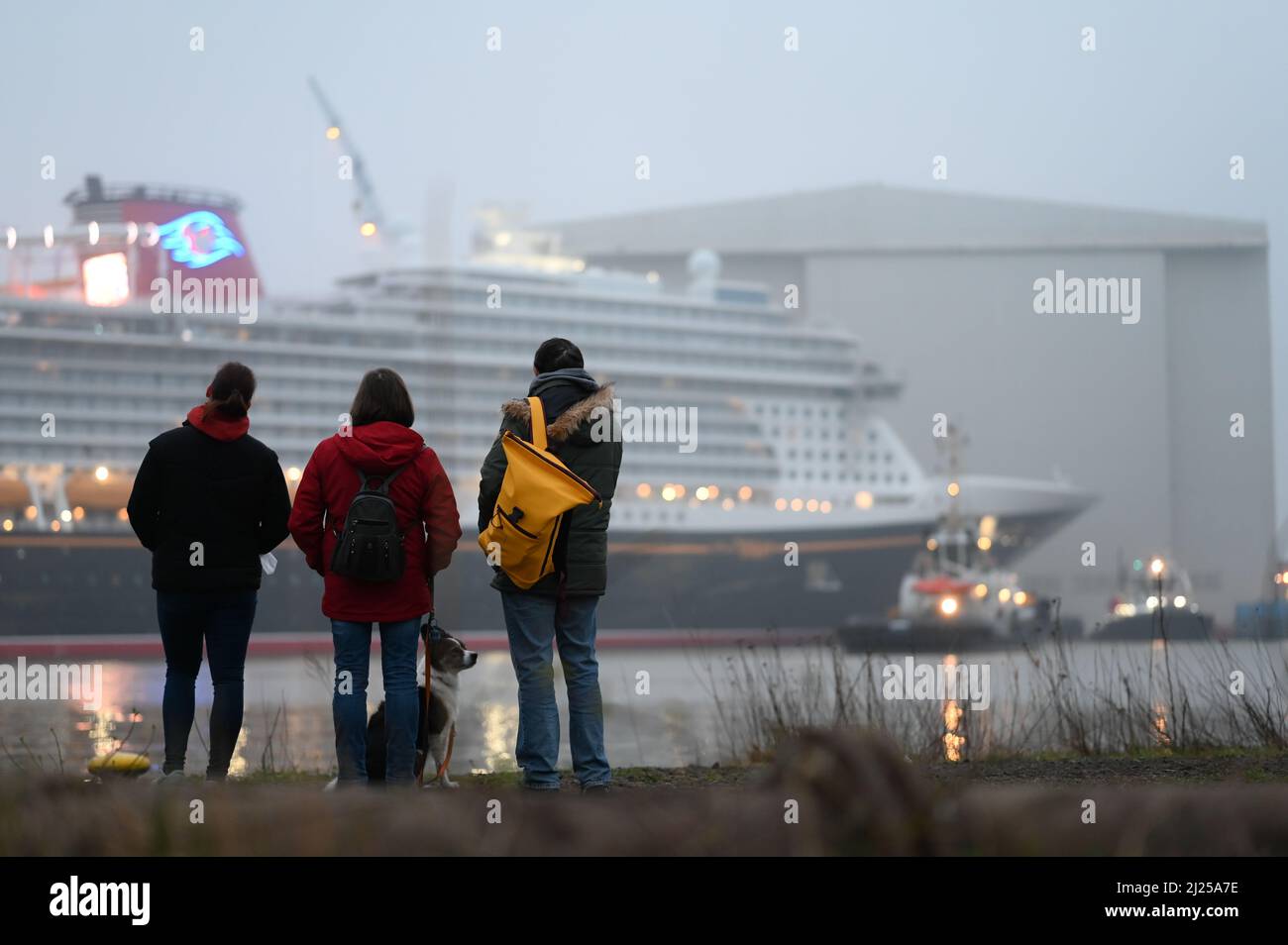 Papenburg, Deutschland. 30. März 2022. Das neu gebaute Kreuzschiff „Disney Wish“ der Meyer-Werft in Papenburg verlässt die Werft und startet am Mittwoch in die Nordsee. Quelle: Lars Klemmer/dpa/Alamy Live News Stockfoto