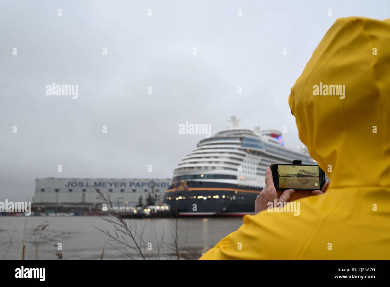 Papenburg, Deutschland. 30. März 2022. Das neu gebaute Kreuzschiff „Disney Wish“ der Meyer-Werft in Papenburg verlässt die Werft mit Hilfe von Schleppern, um am Mittwoch in die Nordsee aufzusteigen. Quelle: Lars Klemmer/dpa/Alamy Live News Stockfoto