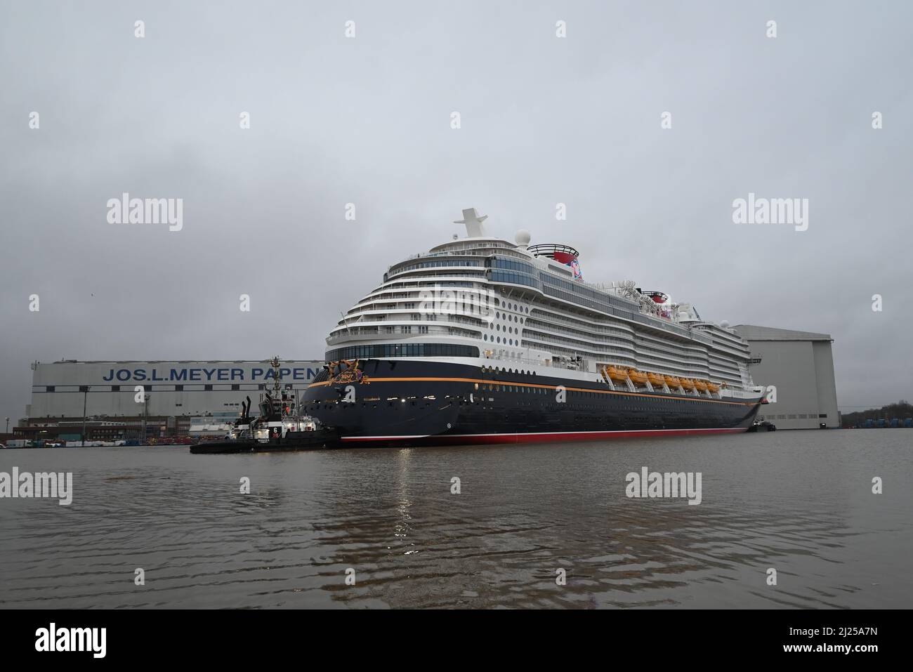Papenburg, Deutschland. 30. März 2022. Das neu gebaute Kreuzschiff „Disney Wish“ der Meyer-Werft in Papenburg verlässt die Werft und startet am Mittwoch in die Nordsee. Quelle: Lars Klemmer/dpa/Alamy Live News Stockfoto