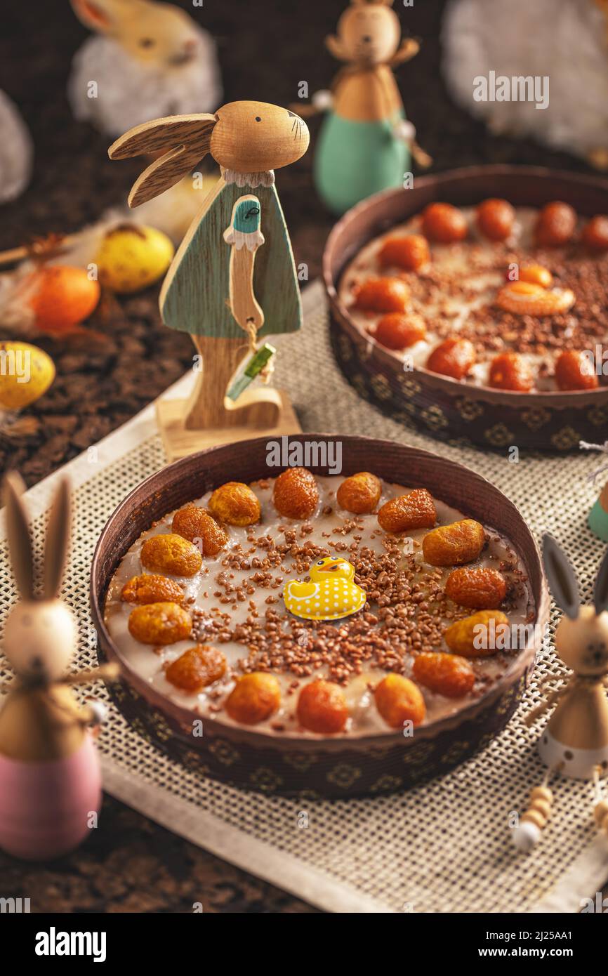 Leckerer Karottenkuchen mit Pudercreme und kleinen Karotten Stockfoto