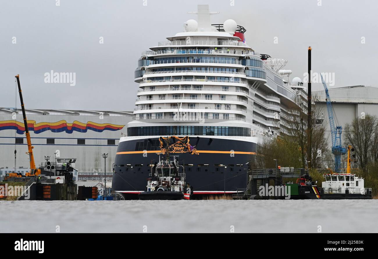 Papenburg, Deutschland. 30. März 2022. Das neu gebaute Kreuzschiff „Disney Wish“ der Meyer-Werft in Papenburg verlässt die Werft mit Hilfe von Schleppern, um am Mittwoch in die Nordsee aufzusteigen. Quelle: Lars Klemmer/dpa/Alamy Live News Stockfoto