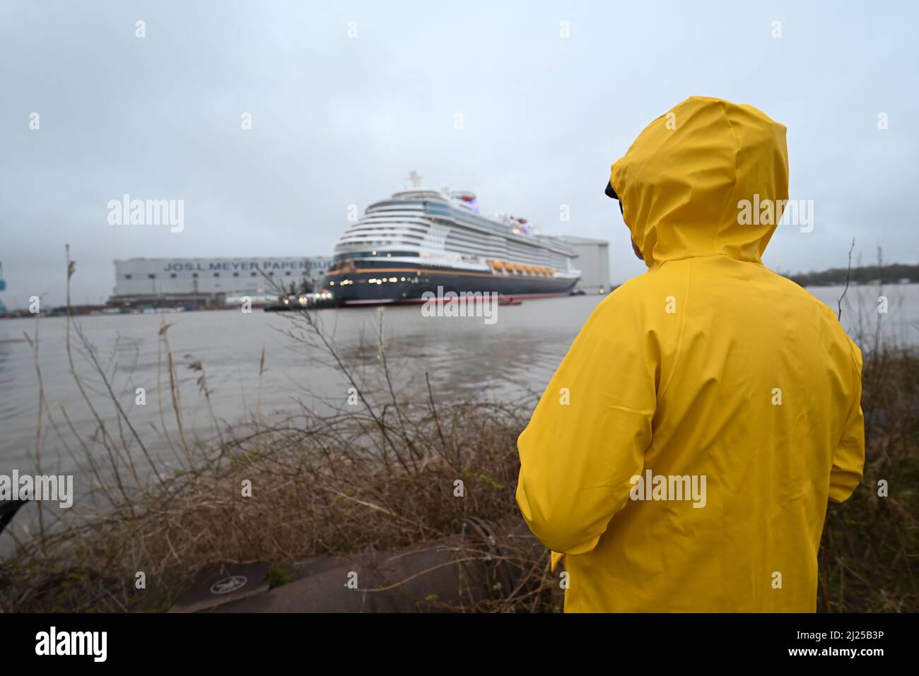 Papenburg, Deutschland. 30. März 2022. Das neu gebaute Kreuzschiff „Disney Wish“ der Meyer-Werft in Papenburg verlässt die Werft mit Hilfe von Schleppern, um am Mittwoch in die Nordsee aufzusteigen. Quelle: Lars Klemmer/dpa/Alamy Live News Stockfoto