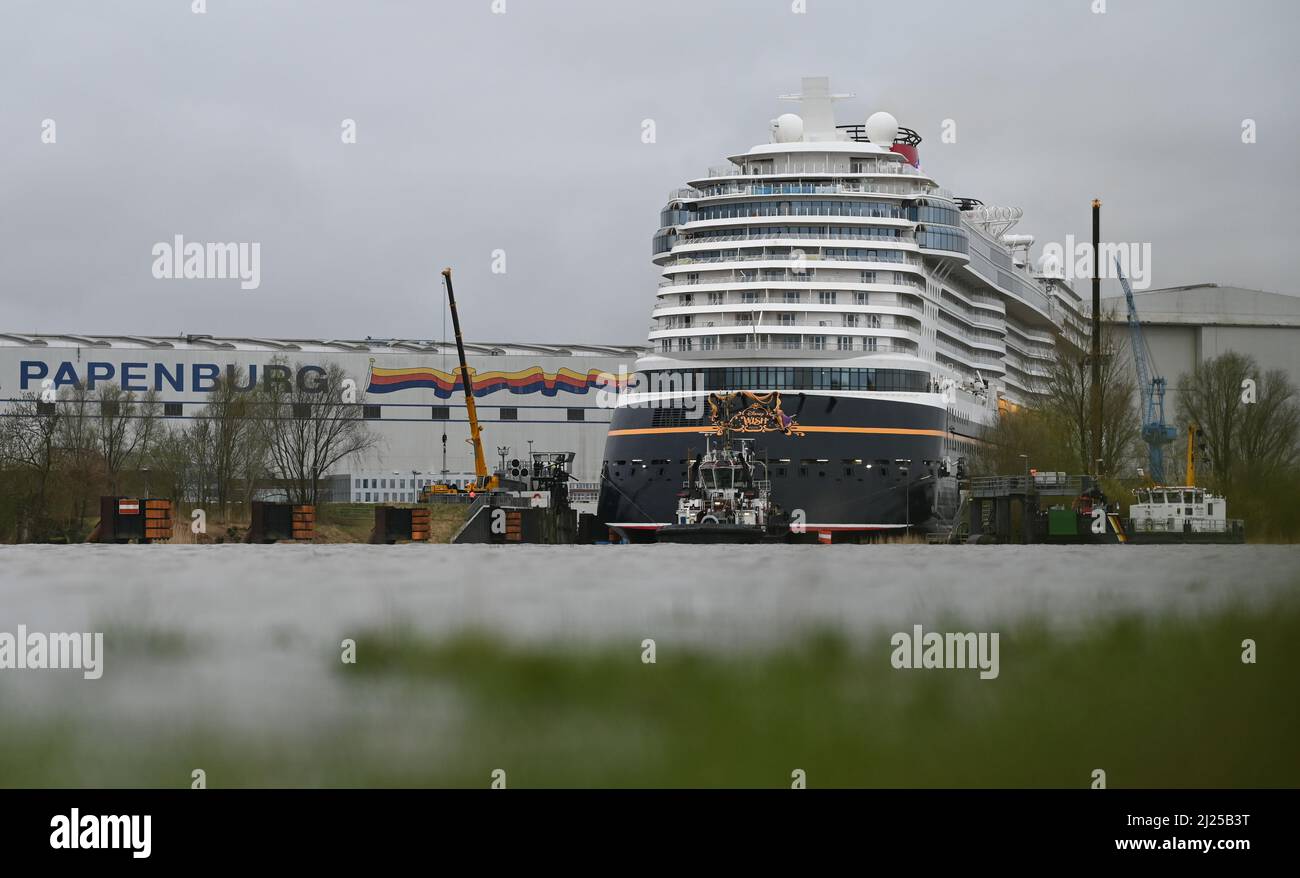 Papenburg, Deutschland. 30. März 2022. Das neu gebaute Kreuzschiff „Disney Wish“ der Meyer-Werft in Papenburg verlässt die Werft mit Hilfe von Schleppern, um am Mittwoch in die Nordsee aufzusteigen. Quelle: Lars Klemmer/dpa/Alamy Live News Stockfoto