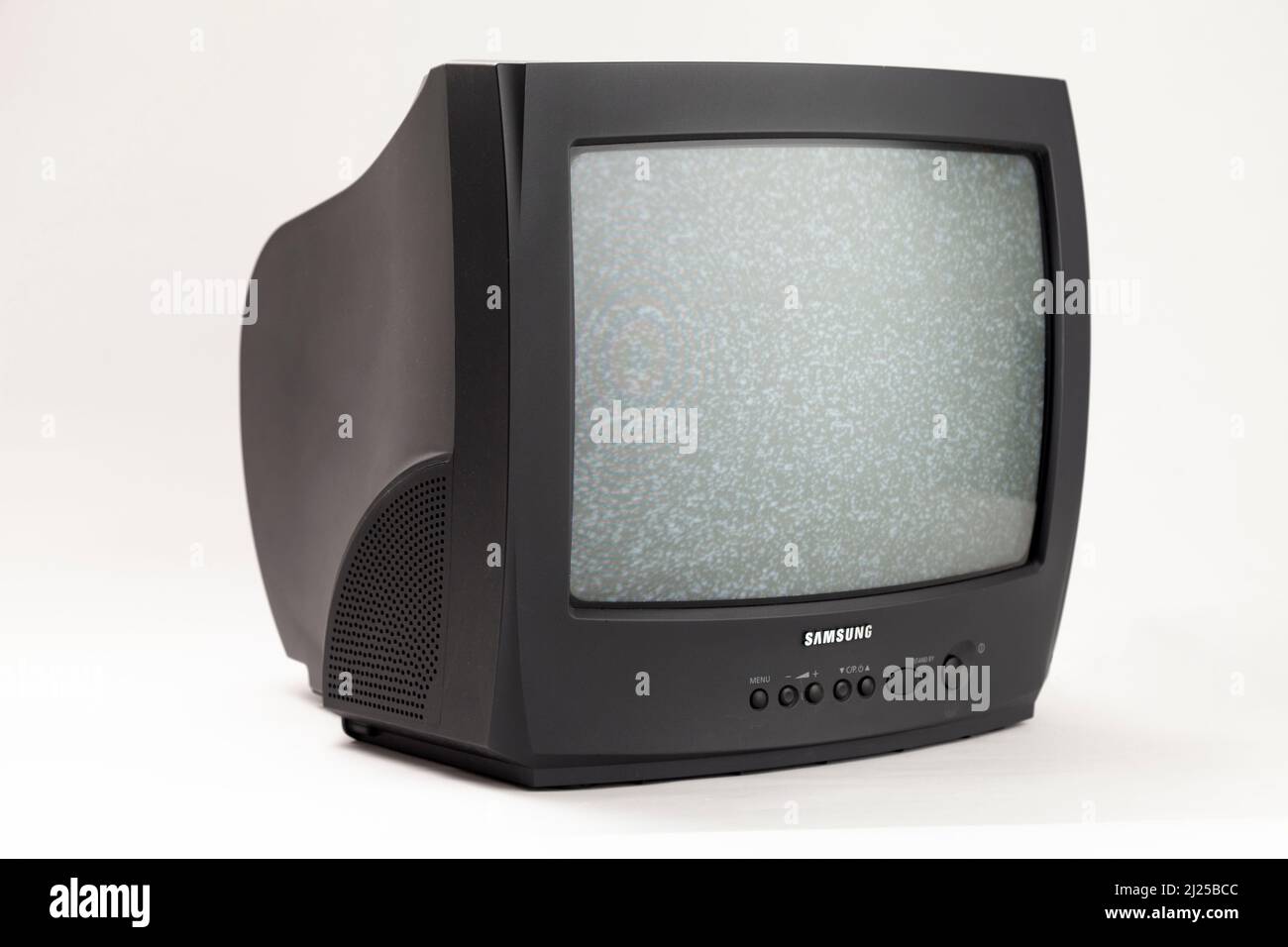 Ein alter tragbarer kathodenstrahlfernseher auf weißem Hintergrund Stockfoto