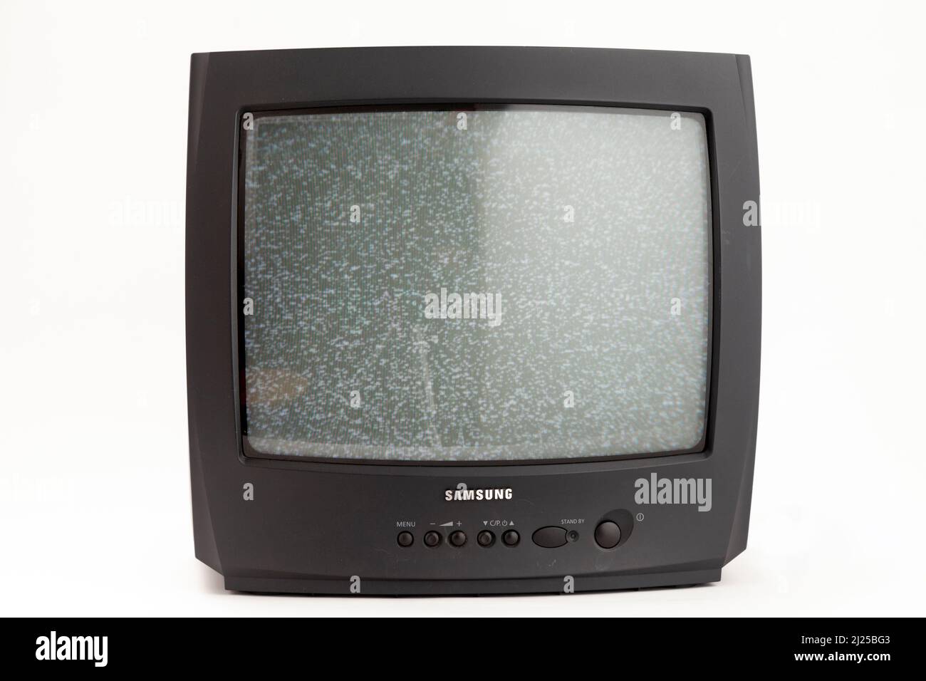 Ein alter tragbarer kathodenstrahlfernseher auf weißem Hintergrund Stockfoto