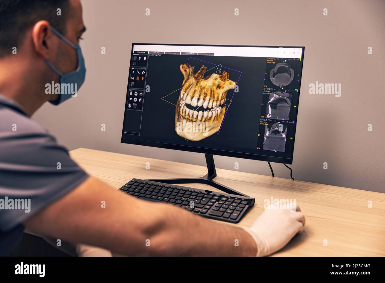 Der Zahnarzt arbeitet vor dem Monitor in der Arztpraxis Stockfoto