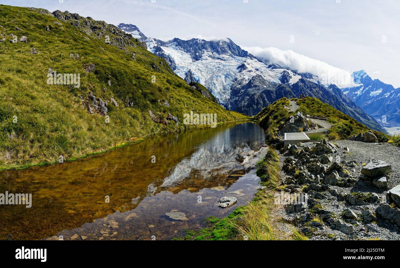 Einer der Sealy-Tarnen und der Aussichtspunkt auf dem Weg zur Müller-Hütte. Mount Sefton im Hintergrund. Aoraki/Mount Cook National Park, Neuseeland. Stockfoto