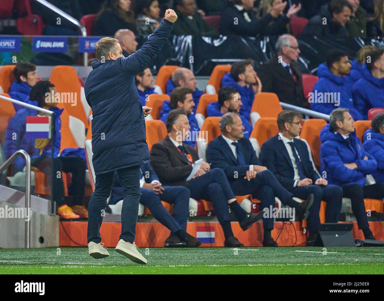 Amsterdam, Niederlande. 29. März 2022. DFB-Headcoach Hans-Dieter Hansi Flick , Bundesstrainer, Nationaltrainer, feiert sein Ziel, glücklich, Laugh, celebration, 0-1 Thomas Müller, DFB 13 im Freundschaftsspiel NIEDERLANDE - DEUTSCHLAND 1-1 Vorbereitung auf die WM 2022 in Katar, Saison 2021/2022, am 29. März 2022 in Amsterdam, Niederlande. © Peter Schatz / Alamy Live News Credit: Peter Schatz/Alamy Live News Stockfoto