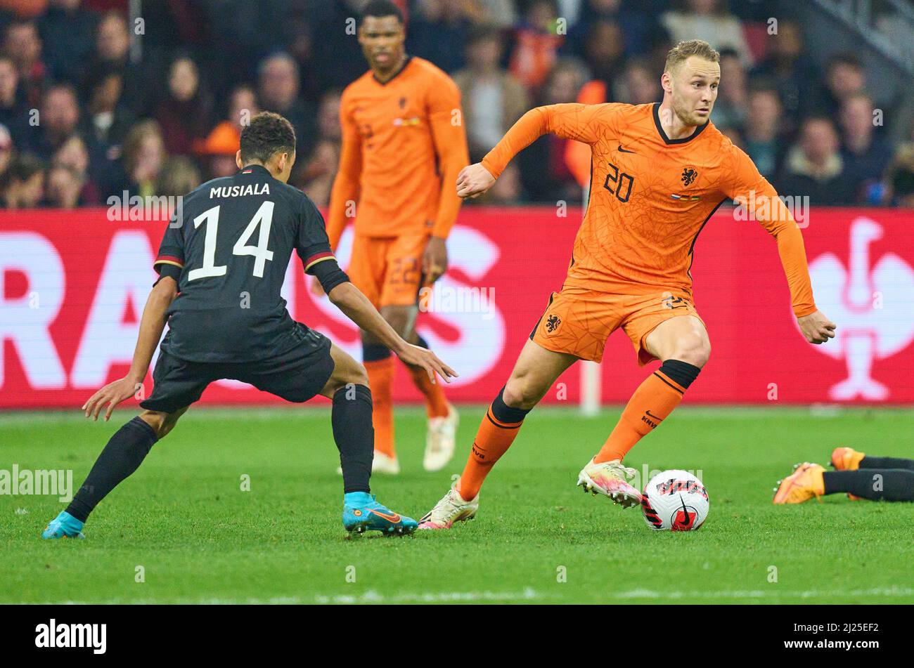 Amsterdam, Niederlande. 29. März 2022. Teun Koopmeiners, NL 20 Wettkampf um den Ball, Tackling, Duell, Header, zweikampf, Action, Kampf gegen Jamal Musiala, DFB 14 im Freundschaftsspiel NIEDERLANDE - DEUTSCHLAND 1-1 Vorbereitung auf die Weltmeisterschaft 2022 in Katar, Saison 2021/2022, am 29. März 2022 in Amsterdam, Niederlande. © Peter Schatz / Alamy Live News Credit: Peter Schatz/Alamy Live News Stockfoto